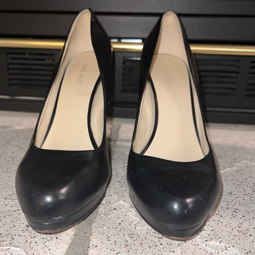 Nine West Kristal platform leather pump